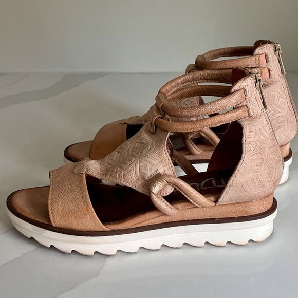 Mjus Woman's Tan Textured Leather Wedge Sandal Size 6 (36) - Picture 7 of 16